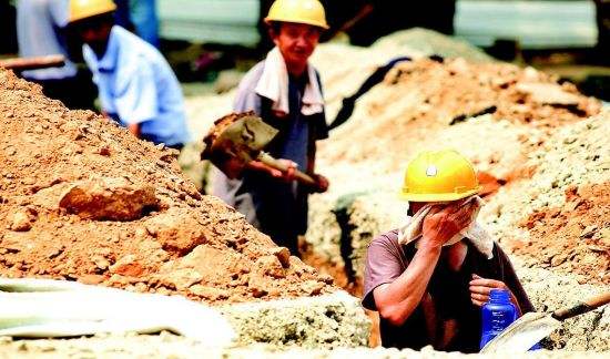 關(guān)注，高溫下的鋼結(jié)構(gòu)施工工人