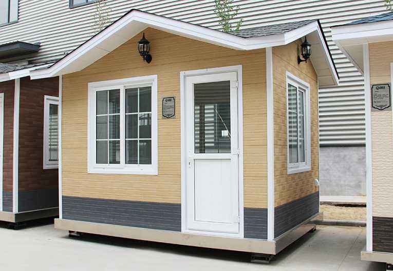 輕鋼崗?fù)? /><br /></p>&nbsp; &nbsp; 有人會認(rèn)為，<strong>輕鋼房屋</strong>的使用壽命不如傳統(tǒng)的混凝土建筑，但是，根據(jù)國外經(jīng)驗(yàn)以及實(shí)驗(yàn)數(shù)據(jù)來看，這種體系在歐美發(fā)達(dá)國家已經(jīng)成熟運(yùn)用，輕鋼住宅結(jié)構(gòu)的使用壽命是90年，使我們可以放心使用的家居住房。盛大鋼結(jié)構(gòu)利用現(xiàn)代新型的建筑材料，包括玻璃棉、歐松板、石膏板、金屬雕花板、瀝青瓦、SBS防水卷材、呼吸紙等材料，解決了該建筑體系的防水、防火、保溫、隔熱、吸引降噪等技術(shù)問題，我們對<strong>輕鋼房屋</strong>的未來前景是十分看好的。<br /><p>&nbsp; &nbsp; 山西盛大鋼結(jié)構(gòu)近期的新產(chǎn)品除了輕鋼住宅以外，還有集裝箱房屋、輕鋼崗?fù)は盗?、公共衛(wèi)生間系列產(chǎn)品，如果您對我們的新產(chǎn)品感興趣的話，可以致電我們的銷售客服熱線，我們期待您的來電。</p><p>&nbsp; &nbsp; 本文鏈接：<strong>http://www.sh-milu.com/news/0004511655.html </strong>未經(jīng)允許不得轉(zhuǎn)載。</p><p style=